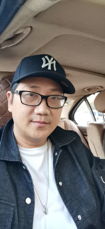 拥抱幸福的第一张照片--马尾婚介网